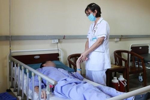 Người đàn ông nguy kịch do thói quen uống 500ml rượu/ngày