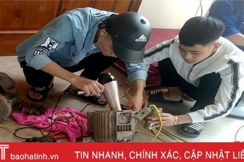 Thầy trò trường nghề Hà Tĩnh sửa xe máy, đồ điện miễn phí cho người dân