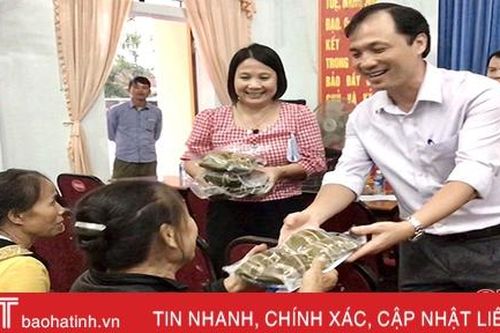 Bí thư Tỉnh ủy Hoàng Trung Dũng tặng quà cho bà con vùng ngập lụt ở Lộc Hà