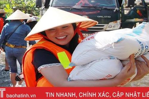 'Sao Mai' Trần Thụy Miên lội nước trao quà hỗ trợ lũ lụt ở quê nhà Hà Tĩnh
