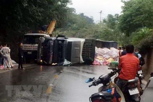 Liên tiếp xảy ra hai vụ lật xe trên Quốc lộ 6 đoạn qua tỉnh Sơn La