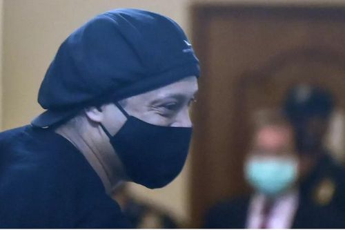 Cựu danh thủ Ronaldinho dương tính với SARS-CoV-2