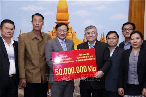 Người Việt tại Lào chung tay hỗ trợ người dân Savannakhet khắc phục hậu quả lũ lụt