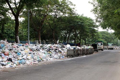 Người dân ngã sóng soài do rác đổ ra lòng đường