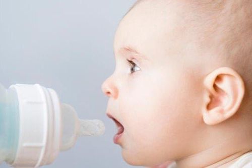 Nuốt hàng triệu hạt vi nhựa, trẻ bú bình có gặp vấn đề về sức khỏe?