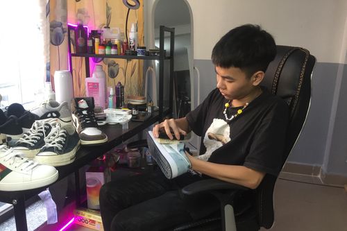Chàng trai 9X bỏ học theo đuổi nghề 'spa giày' với thu nhập 'khủng'