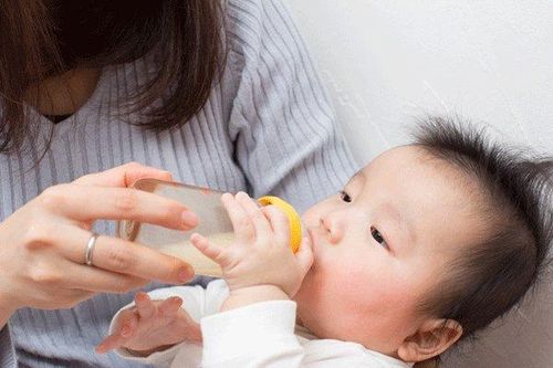 Ngã ngửa về bình sữa: Trẻ bú bình nuốt 1,6 triệu hạt vi nhựa mỗi ngày