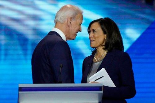 Kamala Harris vận động bầu cử với cả những người đang xếp hàng bỏ phiếu