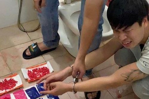 Chưa kịp phi tang số lượng lớn thuốc lắc, nam thanh niên bật khóc khi bị công an ập vào bắt giữ