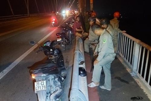 Nam thanh niên chào người thân lần cuối rồi chạy xe lên cầu gieo mình xuống sông Tiền