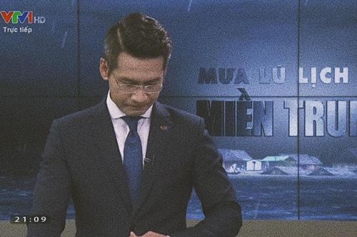 Xúc động khoảnh khắc MC VTV nghẹn ngào nuốt nước mắt khi nói về lũ lụt miền Trung