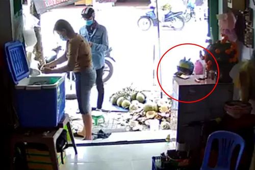Clip: Nam thanh niên xúi giục bé trai trộm điện thoại của người bán dừa gây bức xúc
