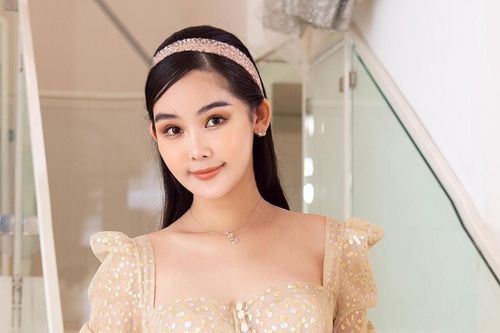 Lê Âu Ngân Anh tiết lộ lí do toàn cười mỉm, không dám lộ răng