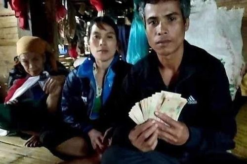 Phát hiện 10 triệu đồng trong túi quần áo cứu trợ sau lũ, người đàn ông nghèo nhờ xã trả lại người mất