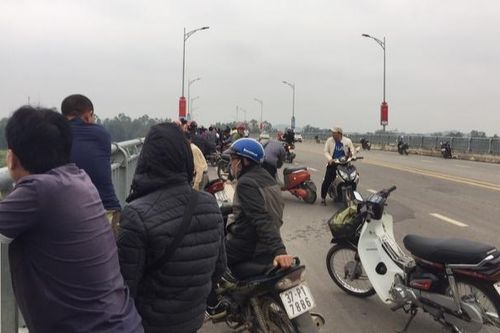Nam thanh niên bỏ lại dép và xe máy trên cầu rồi gieo mình xuống sông Hiếu tự tử