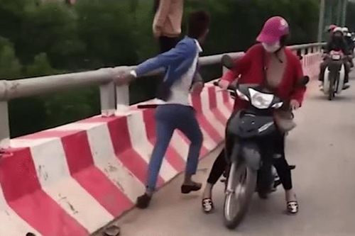 Clip: Nam thanh niên lao tới kéo tay, cứu người phụ nữ có ý định nhảy cầu