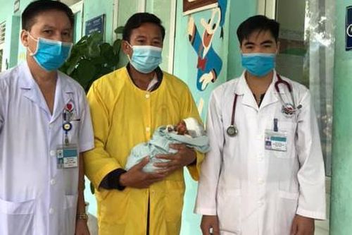 Bé sinh non mắc bệnh da vảy cá được xuất viện