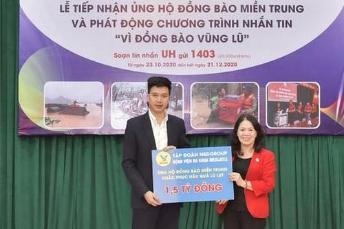 Trao 1,5 tỷ đồng ủng hộ đồng bào miền Trung bị lũ lụt