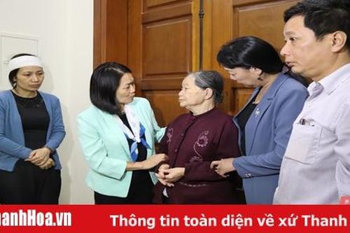 Phó Chủ tịch Hội LHPN Việt Nam Bùi Thị Hòa thăm hỏi gia đình các liệt sĩ hy sinh trong khi làm nhiệm vụ khắc phục hậu quả mưa lũ