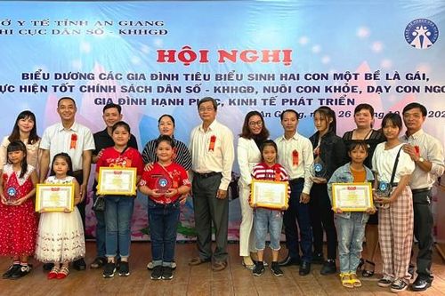 Tuyên dương 50 gia đình tiêu biểu sinh con một bề là gái