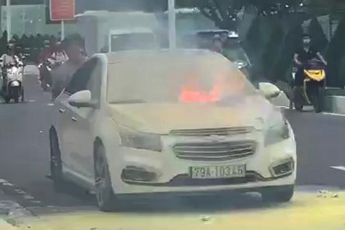 Xe 4 chỗ đang chạy bỗng phát cháy