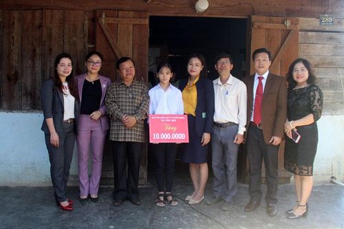 Trao học bổng Thắp sáng ước mơ xanh cho 2 học sinh hiếu học