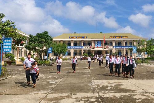 Giúp học sinh khó khăn vùng sâu đến trường