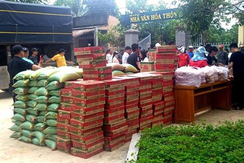 Hơn 350 phần quà đến với người khó khăn huyện Đạ Tẻh