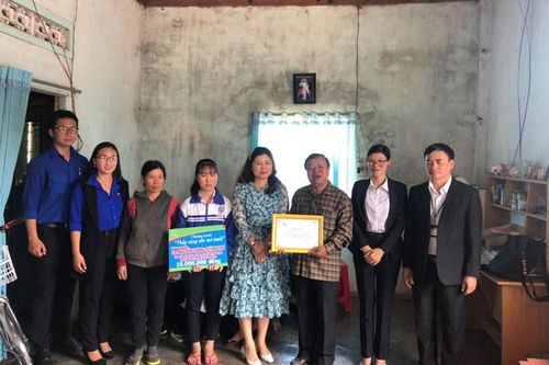 Trao học bổng Thắp sáng ước mơ xanh cho 2 học sinh hiếu học