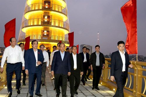 Thủ tướng Nguyễn Xuân Phúc dâng hương Đức Quốc Tổ Lạc Long Quân
