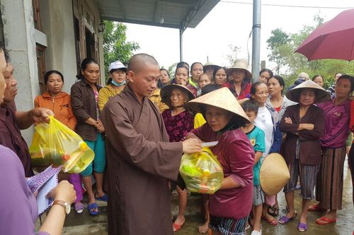 Chùa Linh Phước tặng 1.000 phần quà tại miền Trung