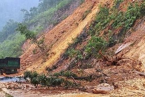 Trắng đêm mở đường, thông tuyến phục vụ công tác cứu nạn