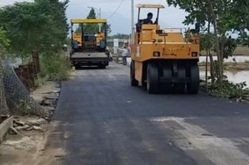 Khẩn cấp khắc phục đường giao thông hư hỏng cho người dân vùng lũ