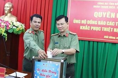 Công an Đắk Nông ủng hộ đồng bào miền Trung bị lũ, lụt