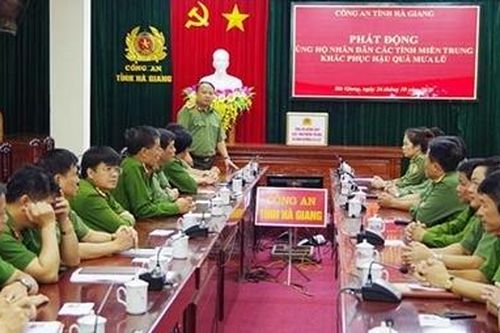 Công an Hà Giang quyên góp ủng hộ đồng bào miền Trung khắc phục hậu quả mưa lũ