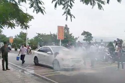 Đang chạy trên đường, ô tô bất ngờ bốc cháy