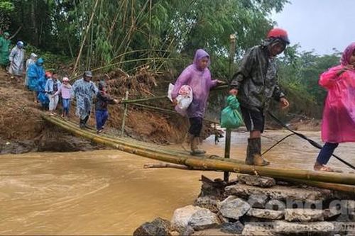 Loạt ảnh người dân xã cô lập đánh cược với 'tử thần' cõng hàng cứu trợ về duy trì sự sống