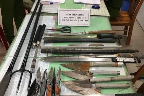 Người dân ở TPHCM đến công an nộp vũ khí để đổi lấy gạo, dầu ăn