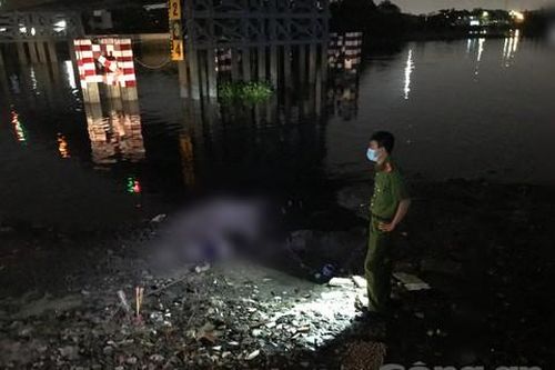 Người phụ nữ nhảy từ phà xuống sông, nhân viên quăng phao nhưng không bám