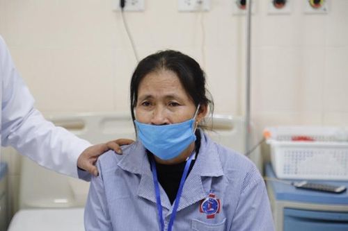 Cùng bị ung thư, chồng từ chối nhập viện, nhường vợ điều trị trước
