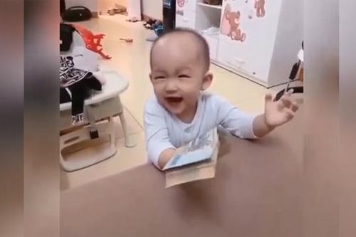 Clip em bé nín khóc ngay khi thấy cọc tiền