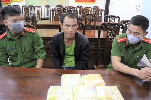 Cán bộ y tế 'cõng' ma túy từ Lào về Việt Nam