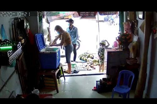 Lại xuất hiện clip nam thanh niên xúi bé trai trộm điện thoại ở TP.HCM