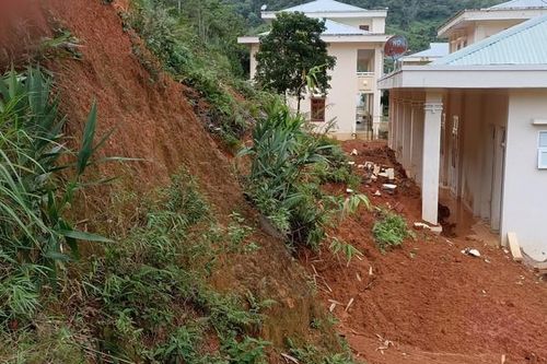 Đất đá trút xuống đồn biên phòng, toàn bộ cán bộ, chiến sĩ di dời khẩn cấp
