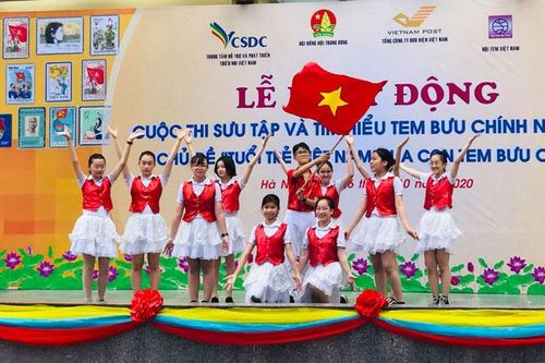 Thiếu nhi tham gia thi sưu tập, tìm hiểu lịch sử Đảng qua con tem Bưu chính
