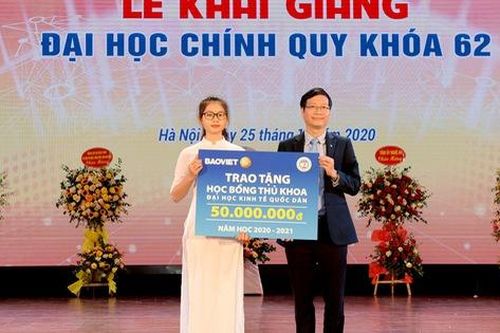 ĐH Kinh tế quốc dân tặng thưởng tân thủ khoa 50 triệu đồng