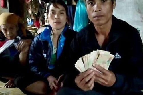 Cái kết bất ngờ của người đàn ông dân tộc nghèo vùng lũ khi nhận được chiếc áo từ thiện bên trong có 10 triệu đồng
