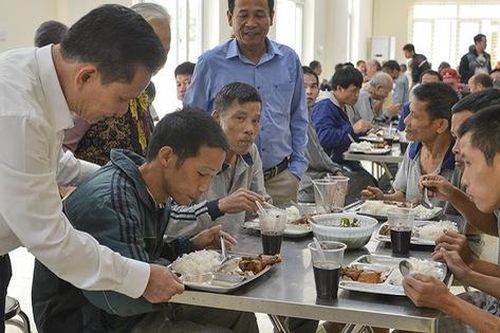 Bữa ăn ấm lòng của 314 người lang thang giữa lòng Hà Nội