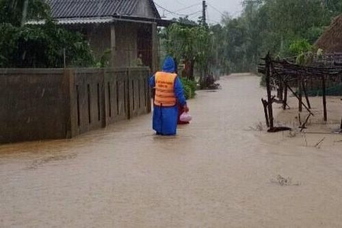 Người đàn ông phát hiện 10 triệu đồng trong túi áo hàng cứu trợ, quyết tâm trả lại