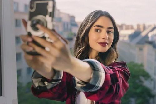 Chuyên gia trang điểm tiết lộ bí mật tạo nên vẻ đẹp vạn người mê của 'Emily In Paris'